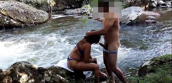  Morena sem vergonha dando o cú dentro da cachoeira